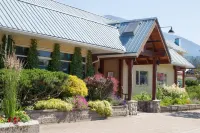 The Lodge at Arrow Lakes Hotels near Nakusp Hot Springs