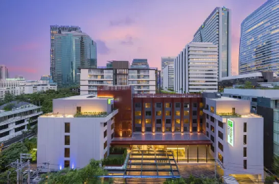 Holiday Inn Express BANGKOK SATHORN by IHG Robot Building周辺のホテル