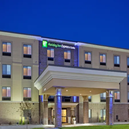 Holiday Inn Express & Suites LINCOLN AIRPORT by IHG