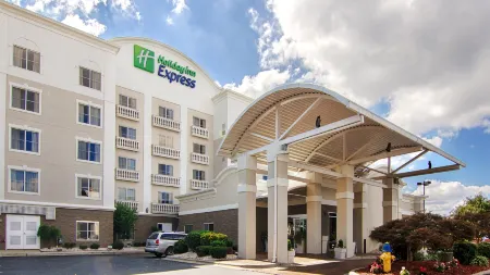 Holiday Inn Express & Suites Mooresville - Lake Norman Отели рядом с достопримечательностью «Trump National Golf Club Charlotte»