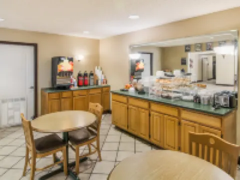 Red Roof Inn & Suites Pensacola East - Milton Hotels in Santa Rosa County
