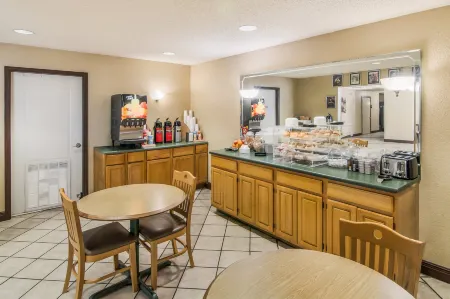 Red Roof Inn & Suites Pensacola East - Milton Отели в г. Пейс