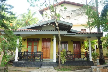 Traveller's Home Hotel