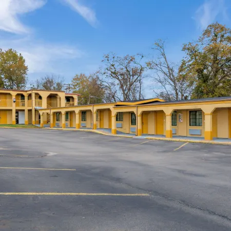 Super 8 by Wyndham Palestine TX