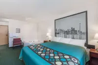 Super 8 by Wyndham Moose Jaw SK - موقف سيارات