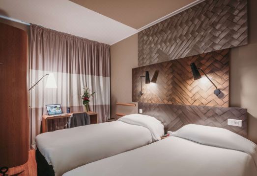 2. 이비스 카사블랑..