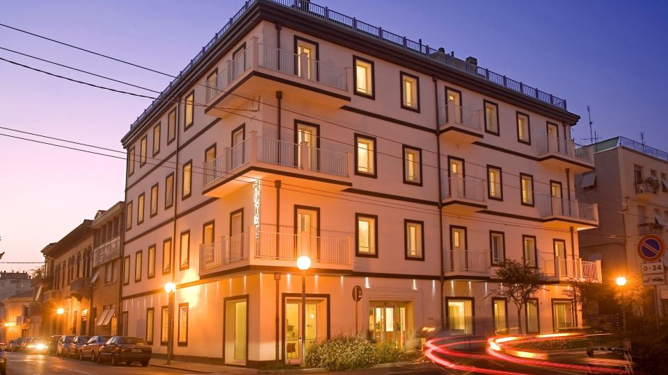 Card International Hotel