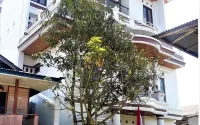Toraja Lodge Hotel Hotel dekat D' TOMBI HIGHLAND RESORT