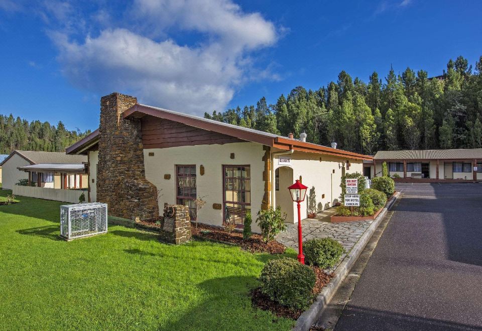 골드 러시 인의 아늑한 객실 내부