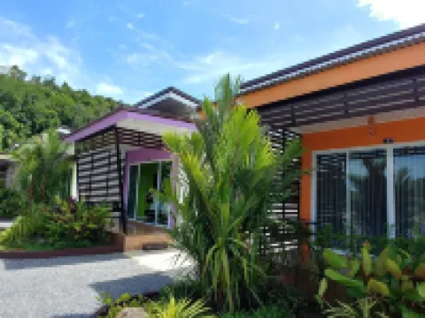 Thipburee Riverside Hotel Hotels near Wat Chedi (Ai Khai)