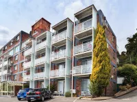 Adina Place Motel Apartments Hotel dekat Jam Kota