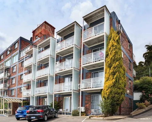 Adina Place Motel Apartments Hotels near Quadrant Mall