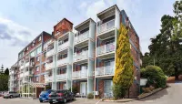 Adina Place Motel Apartments - balcony