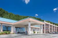 Howard Johnson by Wyndham Salem Hotel & Conference Center - 2-Star