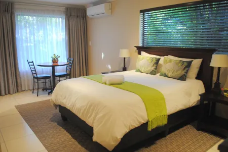 6 on Morris Guest Lodge Отели рядом с достопримечательностью «Sandton Skye»