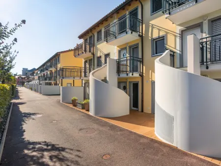 Tasman S16/R Отели рядом с достопримечательностью «Aquaparc»