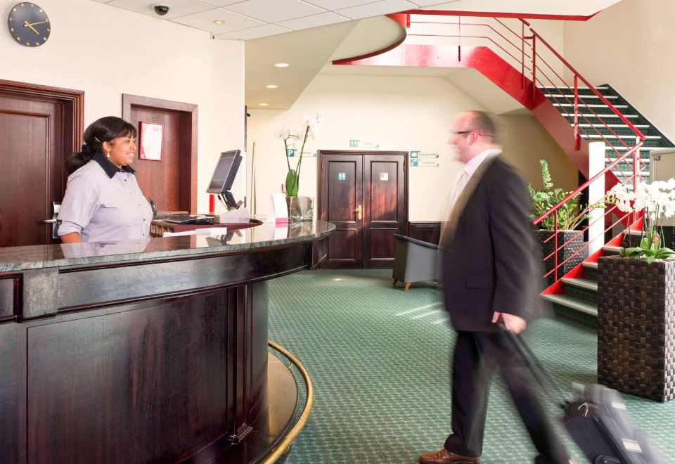 1. 이비스 호텔 브..