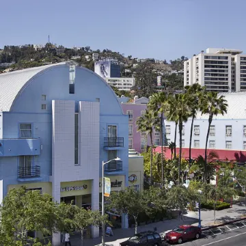 Ramada Plaza by Wyndham West Hollywood Hotel & Suites Отели рядом с достопримечательностью «Улица Сансет-стрип»