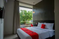 RedDoorz Plus Near Solo Baru Hotels in Baki