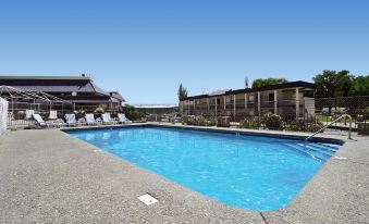 Red Arrow Inn & Suites, a Travelodge by Wyndham