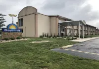 Days Inn by Wyndham Grove City Columbus South - parking