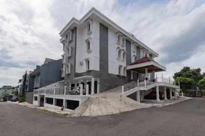 RedDoorz Plus Near Universitas Maranatha Bandung 2 Hotels in Sukajadi
