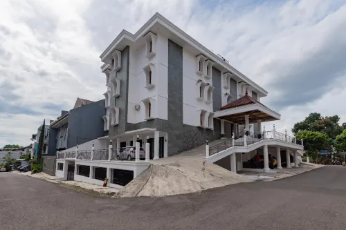 RedDoorz Plus Near Universitas Maranatha Bandung 2
