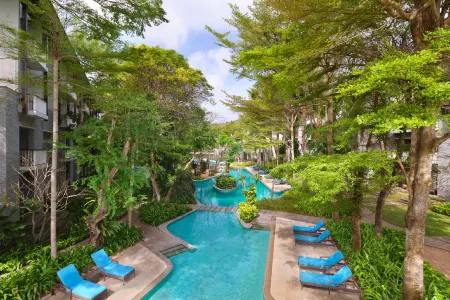 Courtyard Bali Nusa Dua Resort Отели рядом с достопримечательностью «Pandawa Beach»