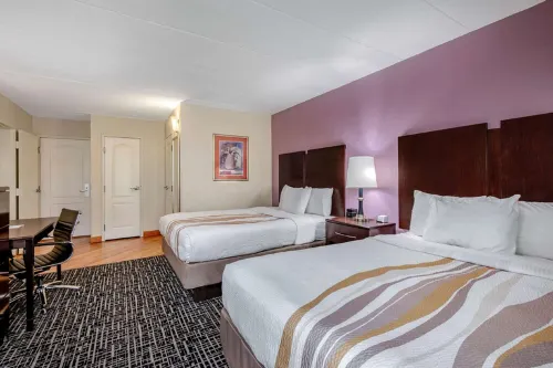 La Quinta Inn & Suites by Wyndham Lexington Park - Patuxent فنادق في سولومونز