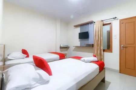 RedDoorz Plus Near WTC Batanghari Mall Отели в г. Джамби