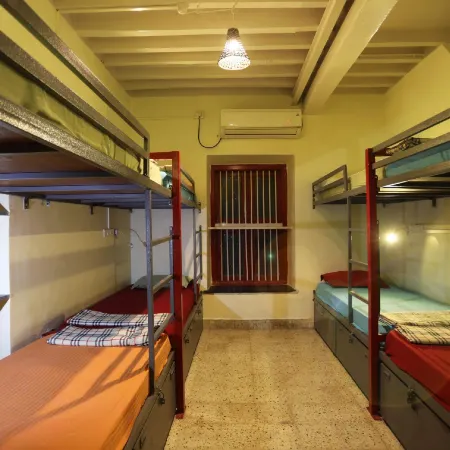 HappiNest - the Backpacker's Hostel Отели рядом с достопримечательностью «Железнодорожный вокзал Дадар»