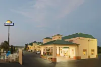 Days Inn by Wyndham Greenville - Parkplatz