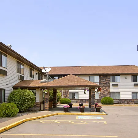 Days Inn & Suites by Wyndham Davenport East