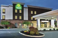 La Quinta Inn & Suites by Wyndham Columbus - Grove City - parking