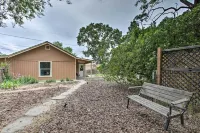2 Mi to Dtwn Atascadero! Cozy Cottage w/ Yard