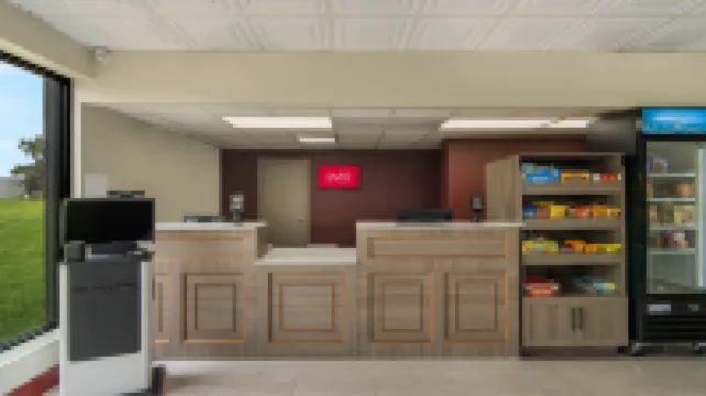 Red Roof Inn & Conference Center Chicago – N Aurora/ Naperville