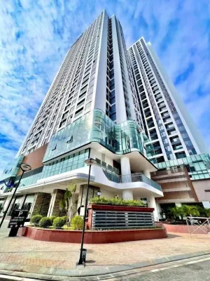 Modern Condo steps from Vincom Plaza Hotels near Cửa Hàng Tạp Hóa Cô Điệp