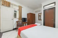 RedDoorz Plus at Buah Batu - Pensions