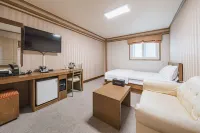 Gumi Road Hotel - parking