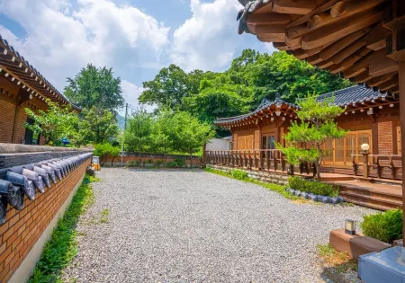 Yejik Hanok Pension Отели рядом с достопримечательностью «Sejoong Museum»