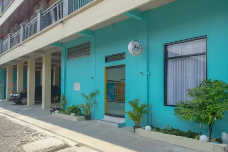 Sans Hotel Kumbang Yogyakarta by RedDoorz Отели в г. Umbulharjo