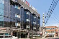 Gumi Road Hotel - parking