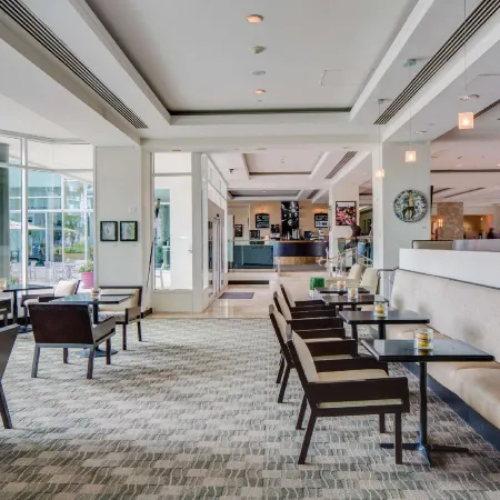 Galleryone - a DoubleTree Suites by Hilton Отели рядом с достопримечательностью «Боннет Хаус Музеум & Гарденс»