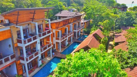 Lanta Miami Resort Отели рядом с достопримечательностью «Khlong Chak Waterfall»