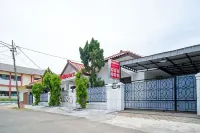 RedDoorz Near Bundaran Ciceri Hotels in Sumurpecung