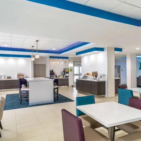 La Quinta Inn & Suites by Wyndham Latham Albany Airport