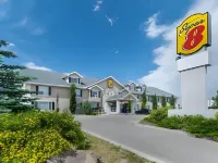 Super 8 by Wyndham Cochrane Hotel a 
