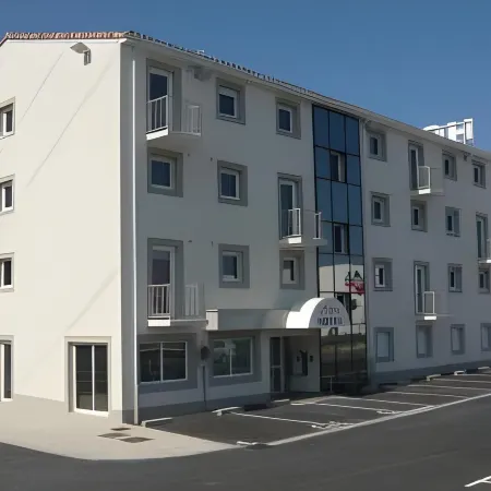 Kyriad Montpellier Ouest - Saint Jean de Vedas Отели рядом с достопримечательностью «Больница «Сен-Рош»»