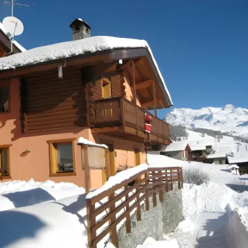 Hotel l'Espoir Hotels near MonterosaSPA