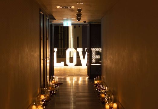 래디슨 레드 두바이의 야외 수영장